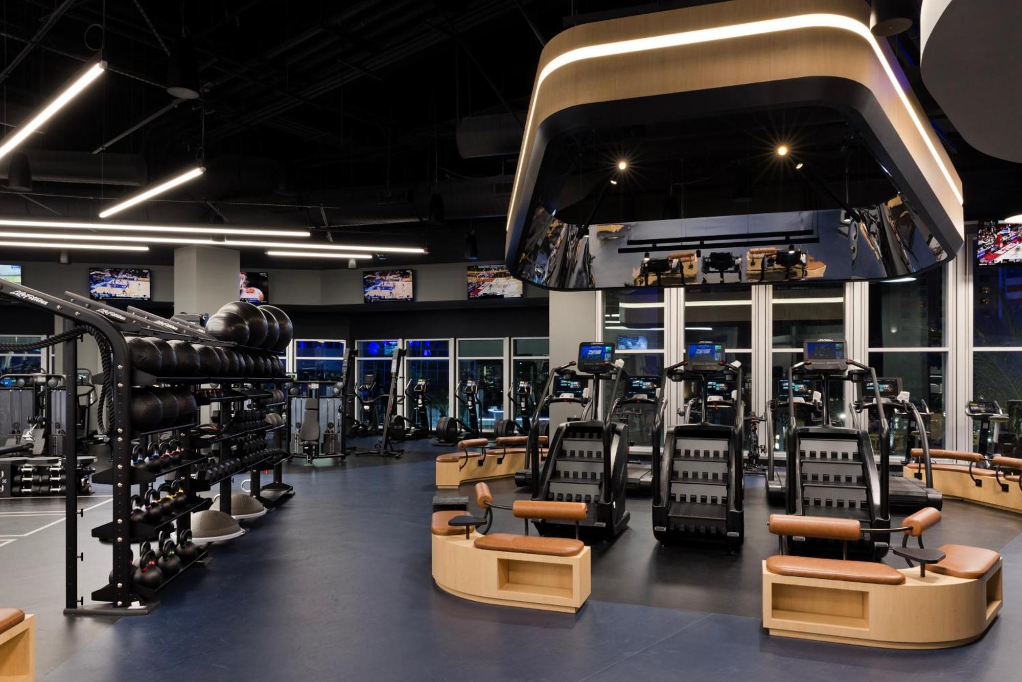 Fontainebleau Лас-Вегас Экстерьер фото The Fitness Center at the 2019 Texas Longhorn Center