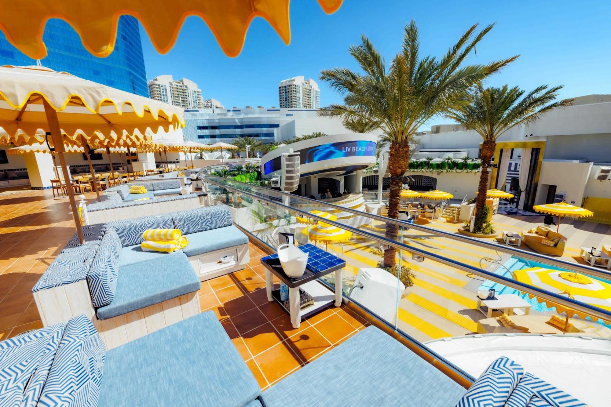 Fontainebleau Лас-Вегас Экстерьер фото The pool at the Hard Rock Hotel